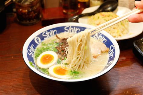  Hakata Ramen: Umami-rikas ja täyteläinen keitto kutsuu sinut Fukuokaan!