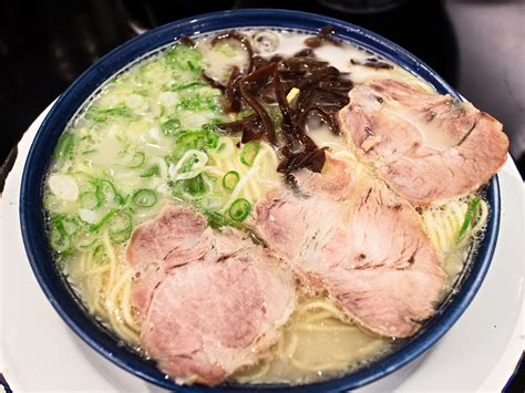  Hakata Ramen: Umami-rikas keitto täynnä kiinteitä täytteitä ja ramenin ikuista viehätystä!